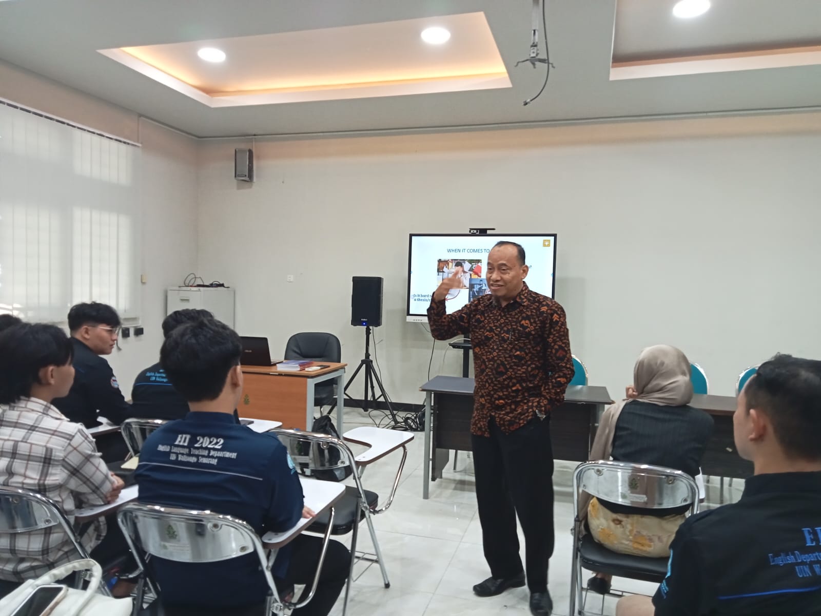 Bimbing Mahasiswa S1: Prof. Dr. Langgeng Budianto,M.Pd. Jelaskan Langkah-Langkah Menyusun Thesis/Skripsi yang Baik kepada Mahasiswa S1 Program Studi Pendidikan Bahasa Inggris UIN Walisongo